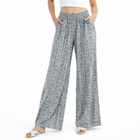 Gilli Pants - NWOT Gilli Palazzo Pants size M